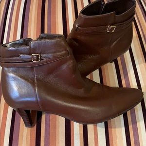 Cole Haan sz 9 1/2 leather booties